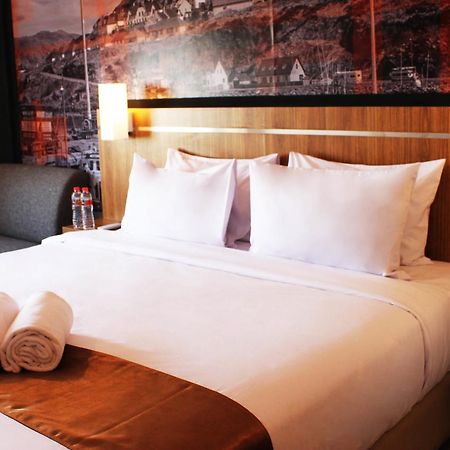 Bliss Soetta Hotel Semarang Esterno foto